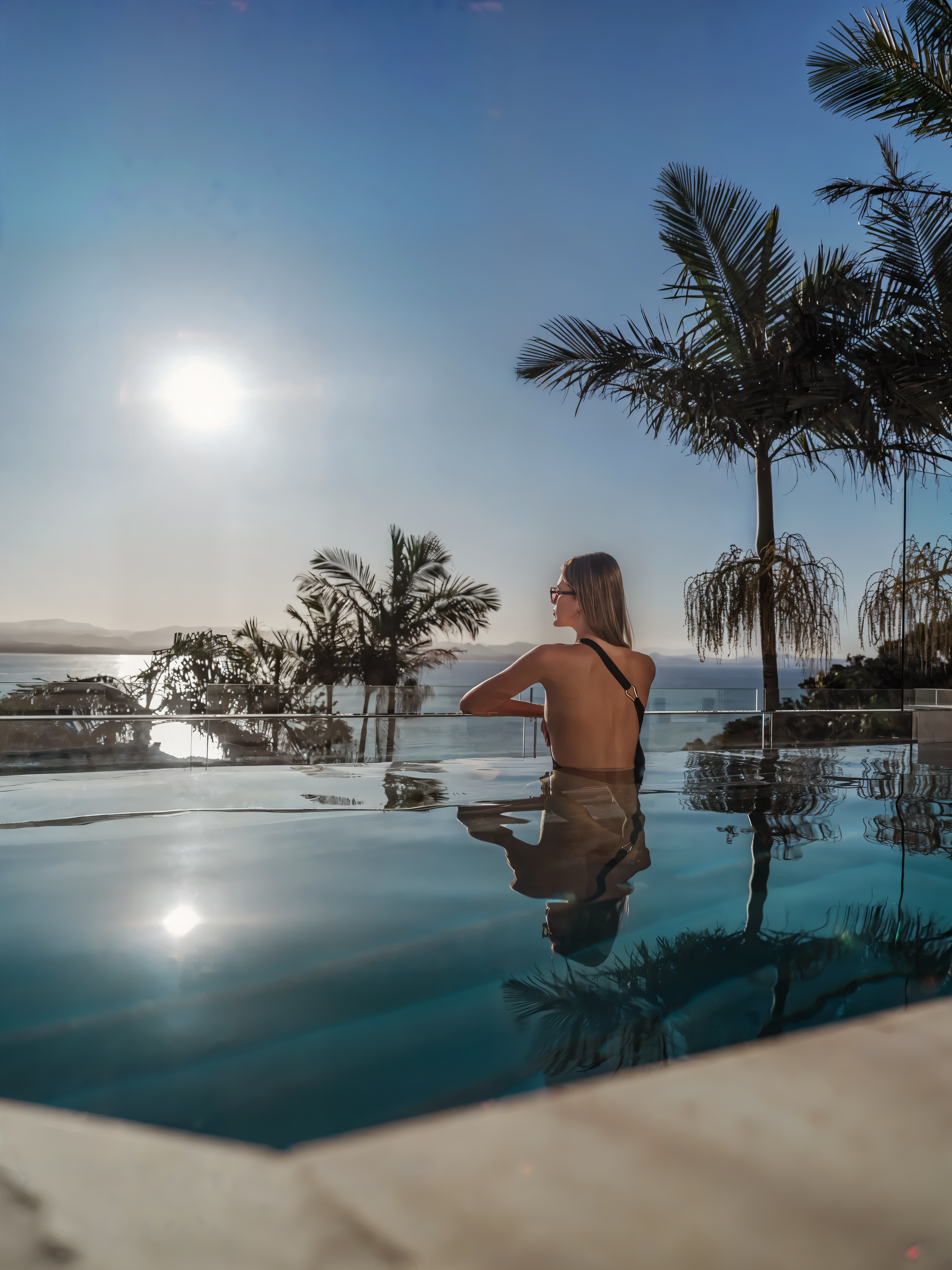 Este Wategos infinity pool at dusk above Wategos Beach